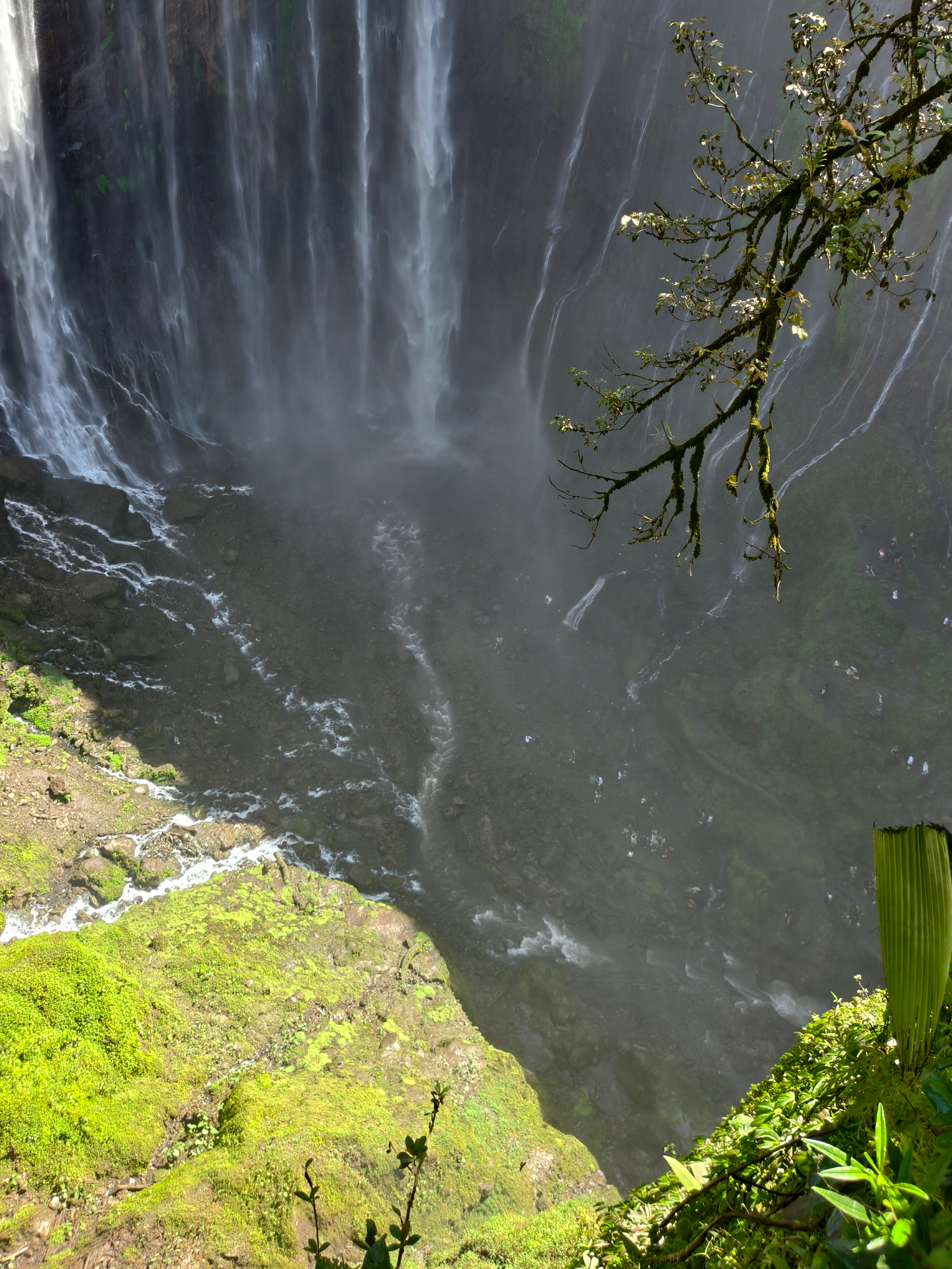 Масштаб водопада Тумпак Севу