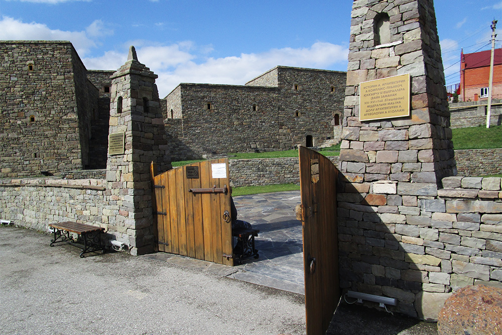 Вход в комплекс — через деревянные ворота между двумя стилизованными башнями уменьшенного размера