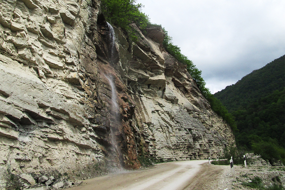 Весной, когда тает снег, в горах образуются такие временные водопады. В них мы набирали воду для питья