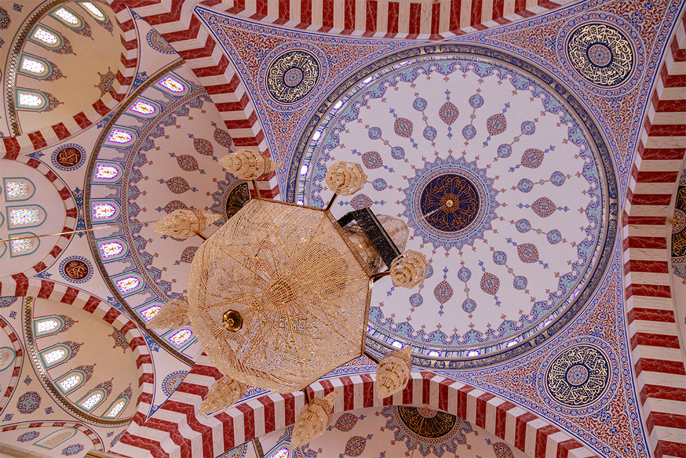 На фото — самая большая из 36 люстр в мечети. Источник: olga.sh / Shutterstock
