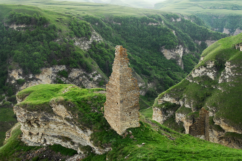 Руины средневековой крепости рядом с селом Макажой. Источник: Kirill Skorobogatko / Shutterstock
