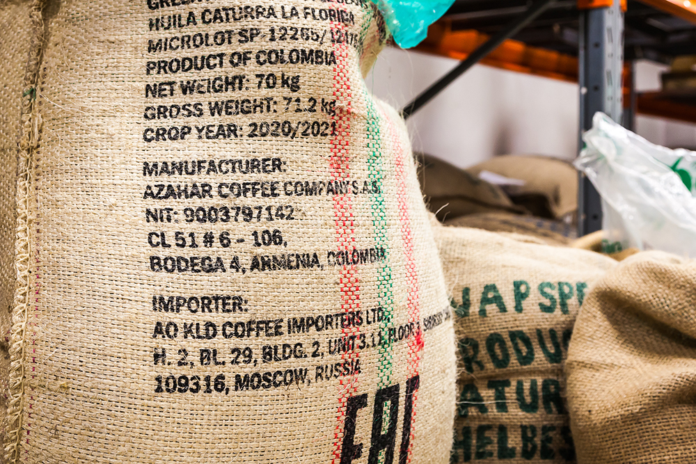 Кофе чаще всего перевозят в джутовых мешках, в каждом мешке — 60⁠—⁠70 килограммов зеленого зерна. На мешке пишут информацию о зерне: откуда оно, какая разновидность кофе, сколько весит, а также кто его произвел и кто импортирует