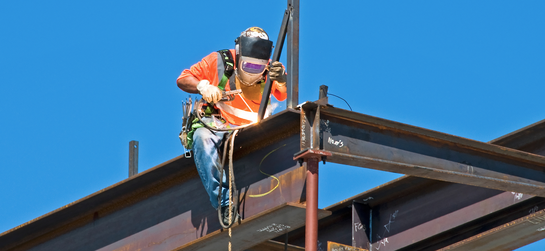 «Заработать можно заметно больше, чем в офисе»: топ высо­кооплачиваемых рабочих профессий