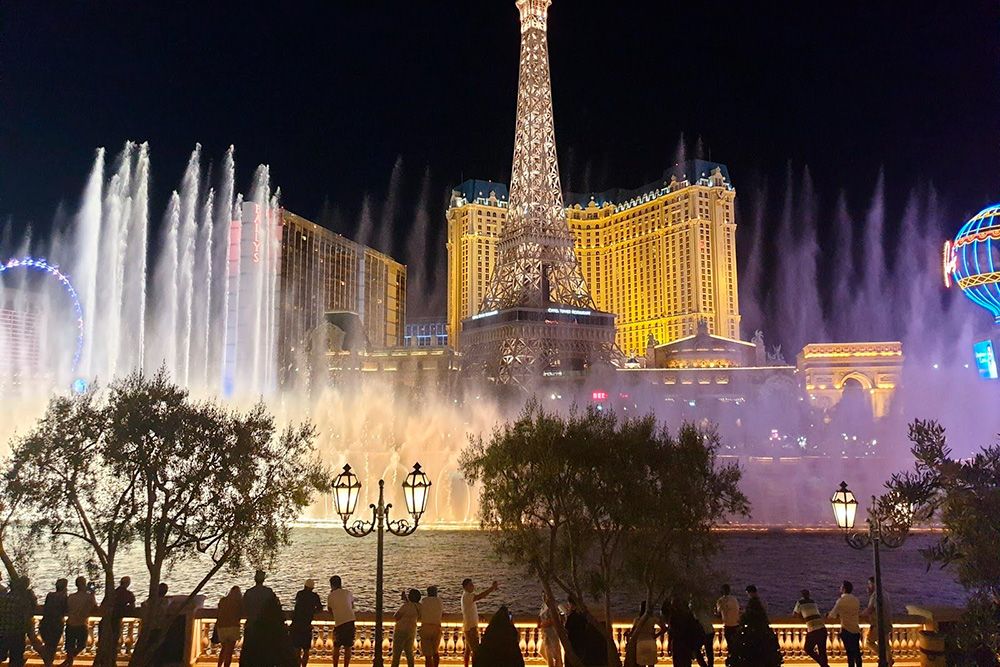 В Лас-Вегасе вечернее шоу танцующих фонтанов у казино «Белладжио» идет каждые 15 минут