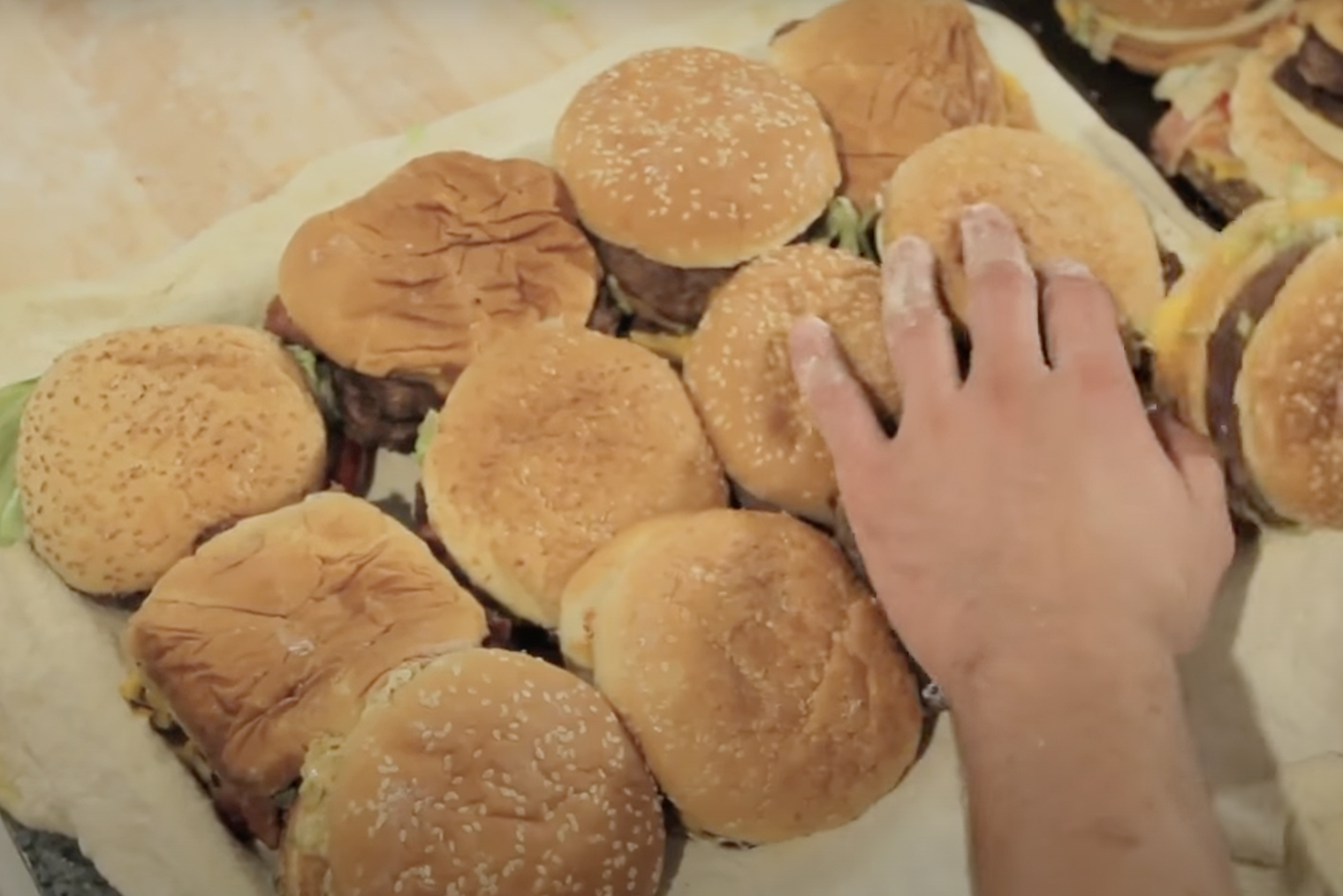 Гигантский чикенбургер, собранный из обычных. Источник: ютуб⁠-⁠канал Epic Meal Time
