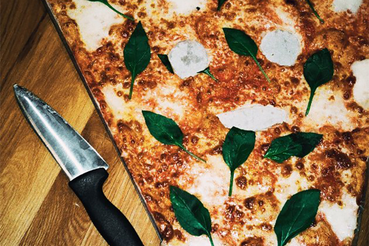Вдохновением для огромных слайсов пиццы в Oversize стали большие куски, которые подают в нью⁠-⁠йоркских пиццериях. Источник: oversize.pizza