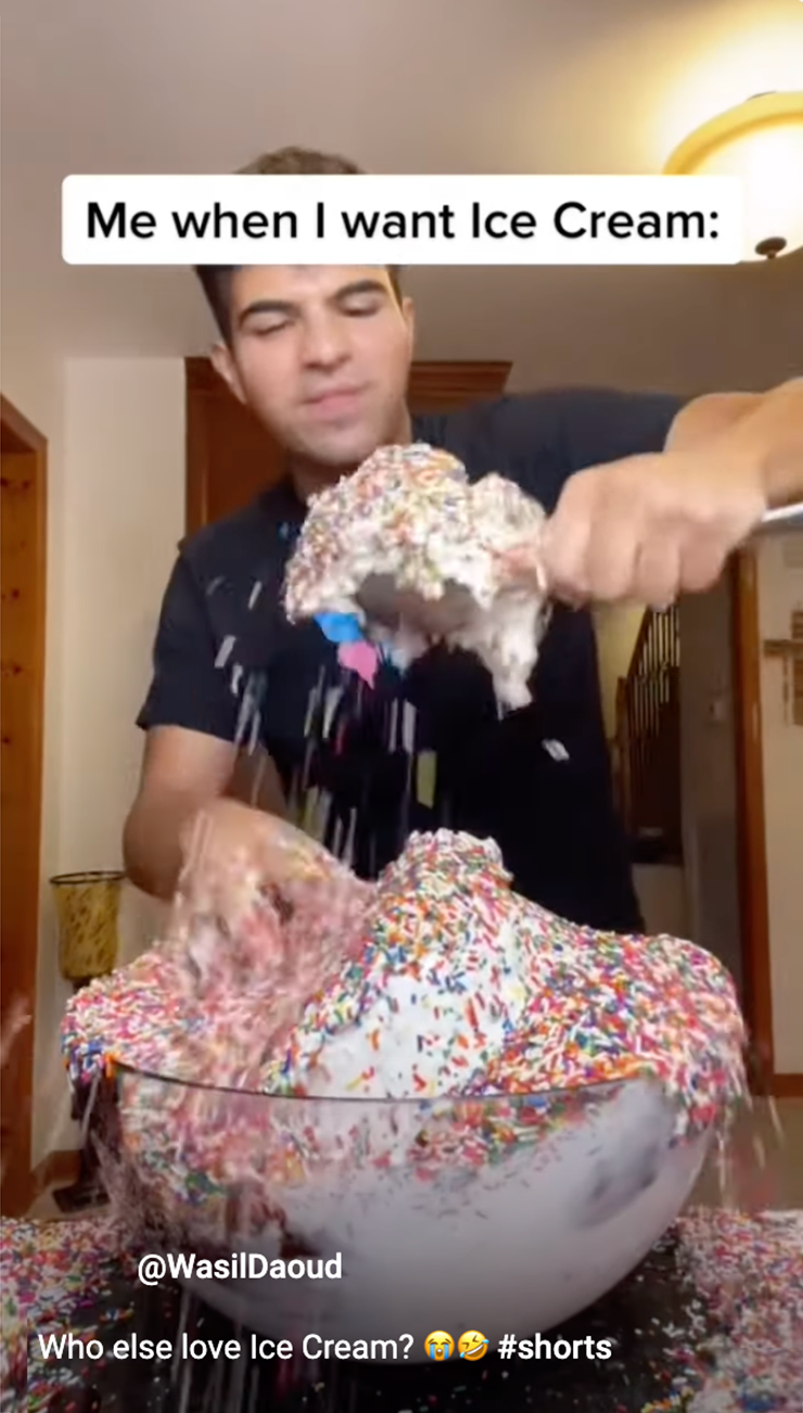 Блогер выложил в миску около 11 литров мороженого, залил шоколадным сиропом и украсил кондитерской посыпкой. Источник: ютуб⁠-⁠канал Wasil Daoud
