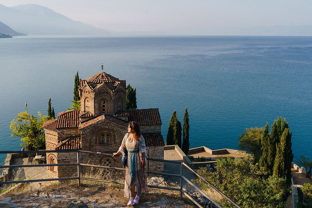 Открыточный вид со смотровой площадки на церковь Иоанна Богослова и Охридское озеро