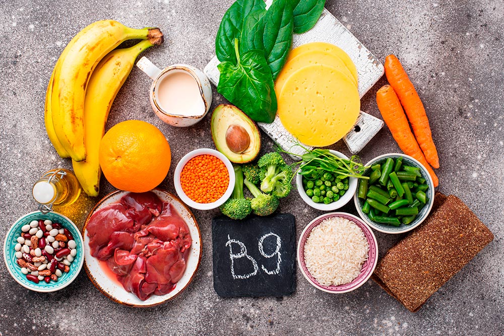 Не обязательно получать витамин В9 из одних и тех же продуктов: сегодня можно сделать акцент на зеленых овощах, а завтра — на блюдах из мяса и сыра
