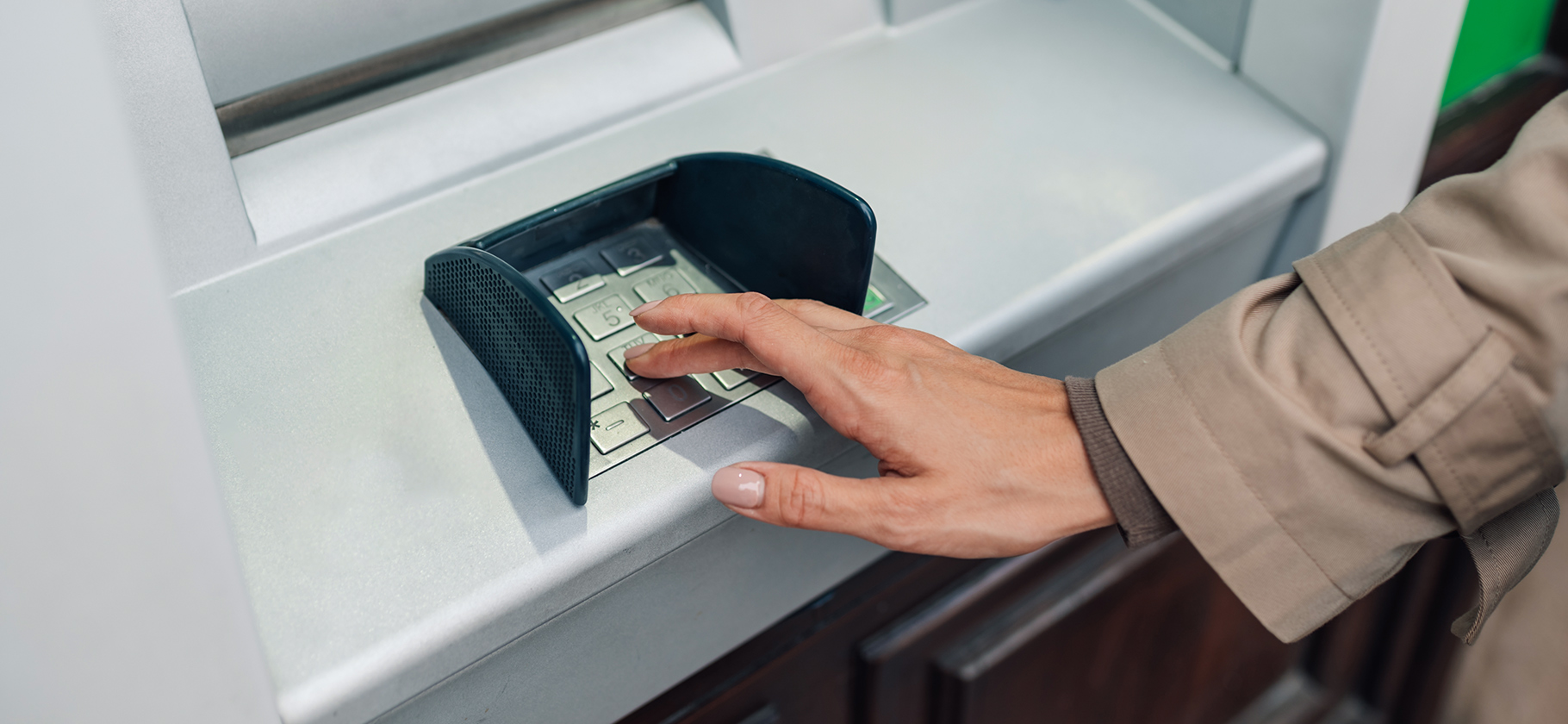 В России появится сеть «белых банкоматов» — снять деньги можно будет без комиссии с карт разных банков