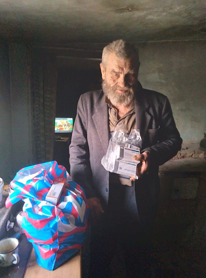 72-летний Александр Иванович живет один в старом, ветхом, аварийном доме. Его пенсия — 9800 ₽. Он регулярно получает от фонда продукты и лекарства