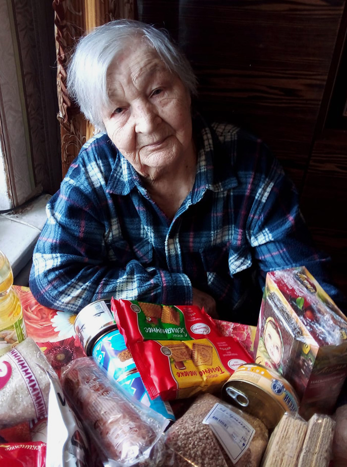Любовь Арсеньевна живет в отдаленной деревне одна. Фонд ежемесячно помогает ей продуктами