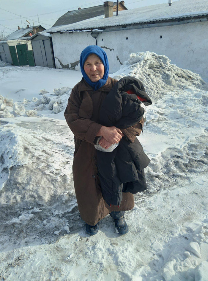 Марии Захаровне НКО помогает теплыми вещами