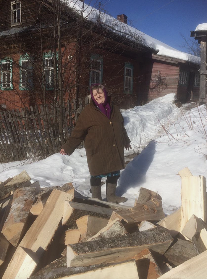 Также фонд доставляет дрова в Костромскую область. На фото Раиса Герасимовна — ей привезли 5 кубов дров