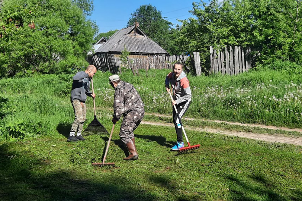 Волонтеры помогают одиноким пожилым людям косить траву на приусадебных участках и вспахивать огороды