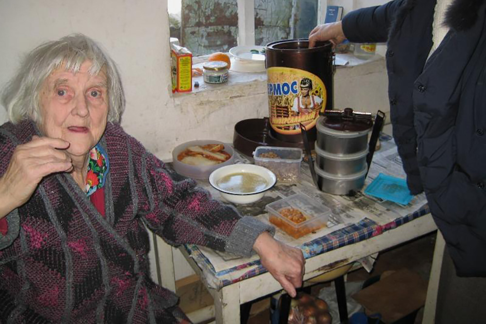 Пожилым людям, которые уже не могут ухаживать за собой, волонтеры доставляют горячие обеды