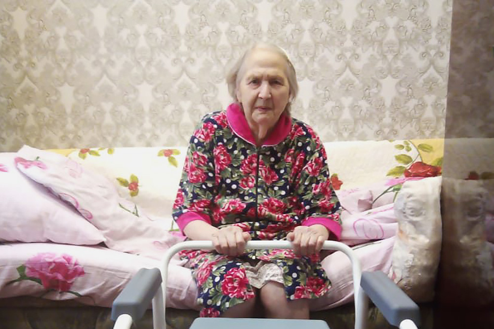 Татьяне Владимировне 75 лет. Она тоже получила от фонда ходунки и теперь может передвигаться по дому
