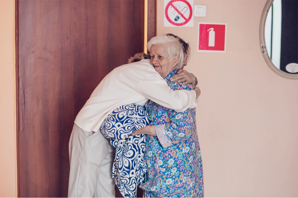 Анна Андреевна — самая милая и трогательная обитательница «Дома друзей». Ей за 90 лет, она долго скиталась по больницам из⁠-⁠за невозможности жить в квартире с внуком, который страдает наркоманией. Он издевался и бил женщину. Сейчас она в безопасности, окружена теплом и вниманием