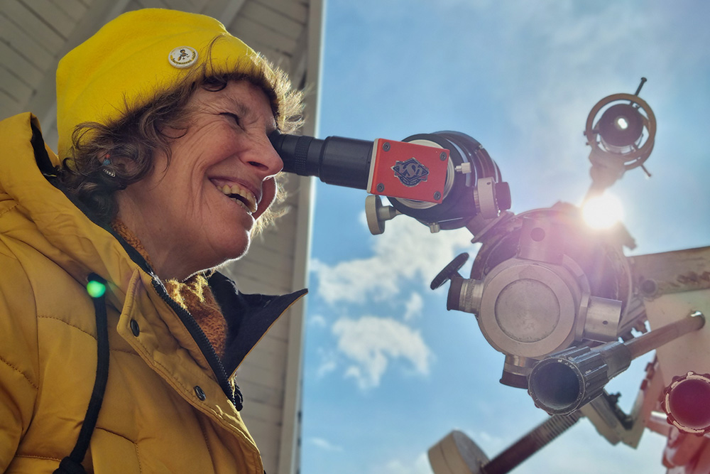 Участница экспедиции Галина Сёмкина в Байкальской астрофизической обсерватории наблюдает за солнечным диском, солнечной активностью и протуберанцами