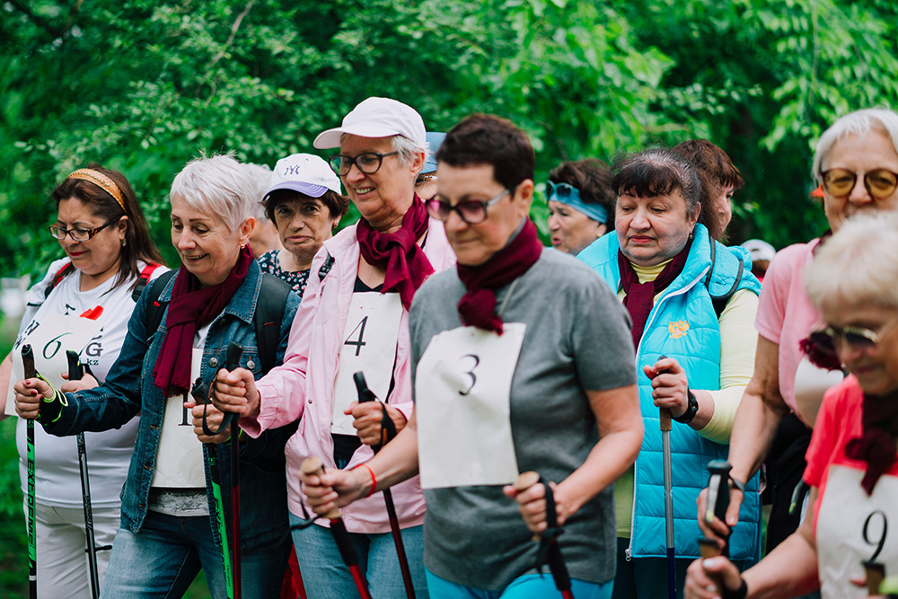 Участники кружка по скандинавской ходьбе участвуют в соревнованиях, которые организует фонд «Поколение». Занятия проходят в Краснодаре в Чистяковской роще по тропам вдоль реки Кубани, а еще в парке «Краснодар» и других живописных местах