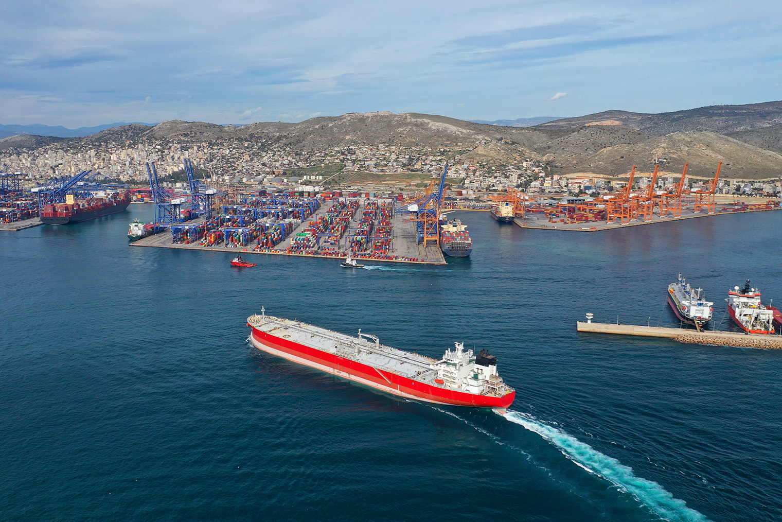 Нефтяной танкер у берегов Греции. Фотография: Aerial-motion / Shutterstock