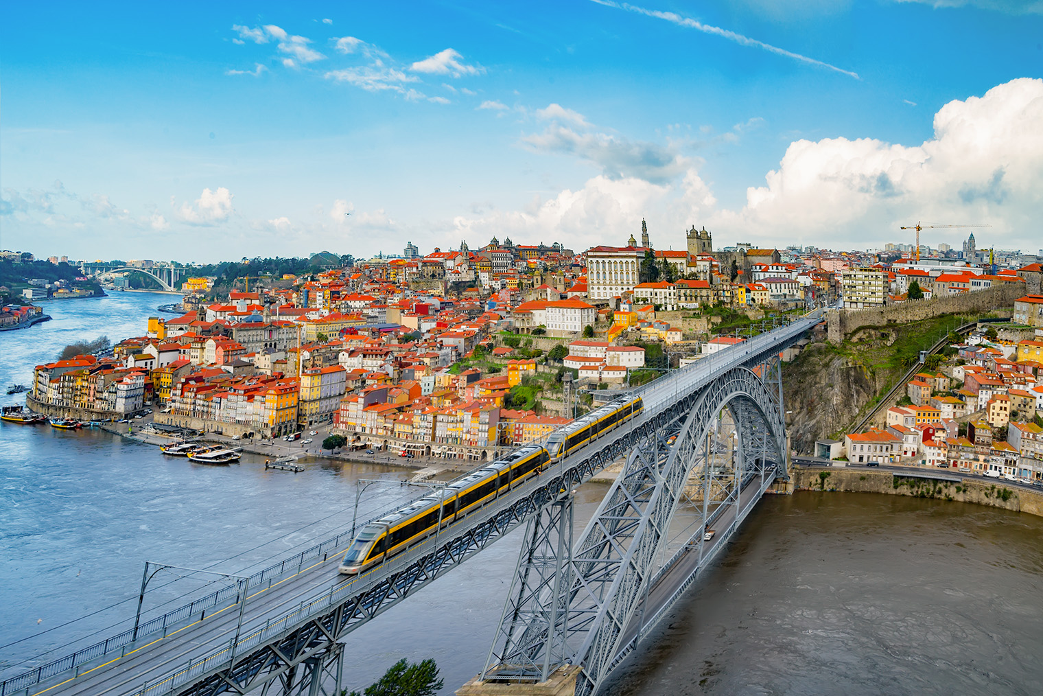 В Португалии все так же солнечно и красиво, но теперь совсем не дешево. Фотография: Zhukova Valentyna / Shutterstock