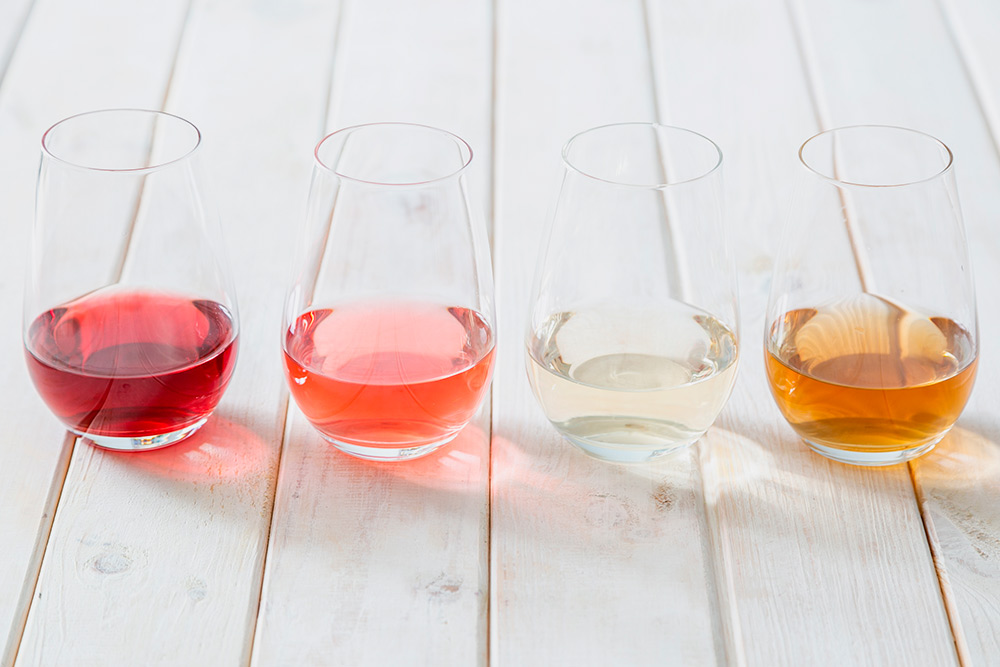 Красное, розовое, белое и оранжевое вино. Фото: Oleksandra Naumenko / Shutterstock