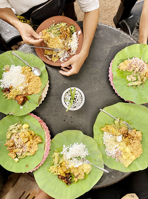Шри-ланкийскую еду часто подают на экологичной посуде — листьях лотоса