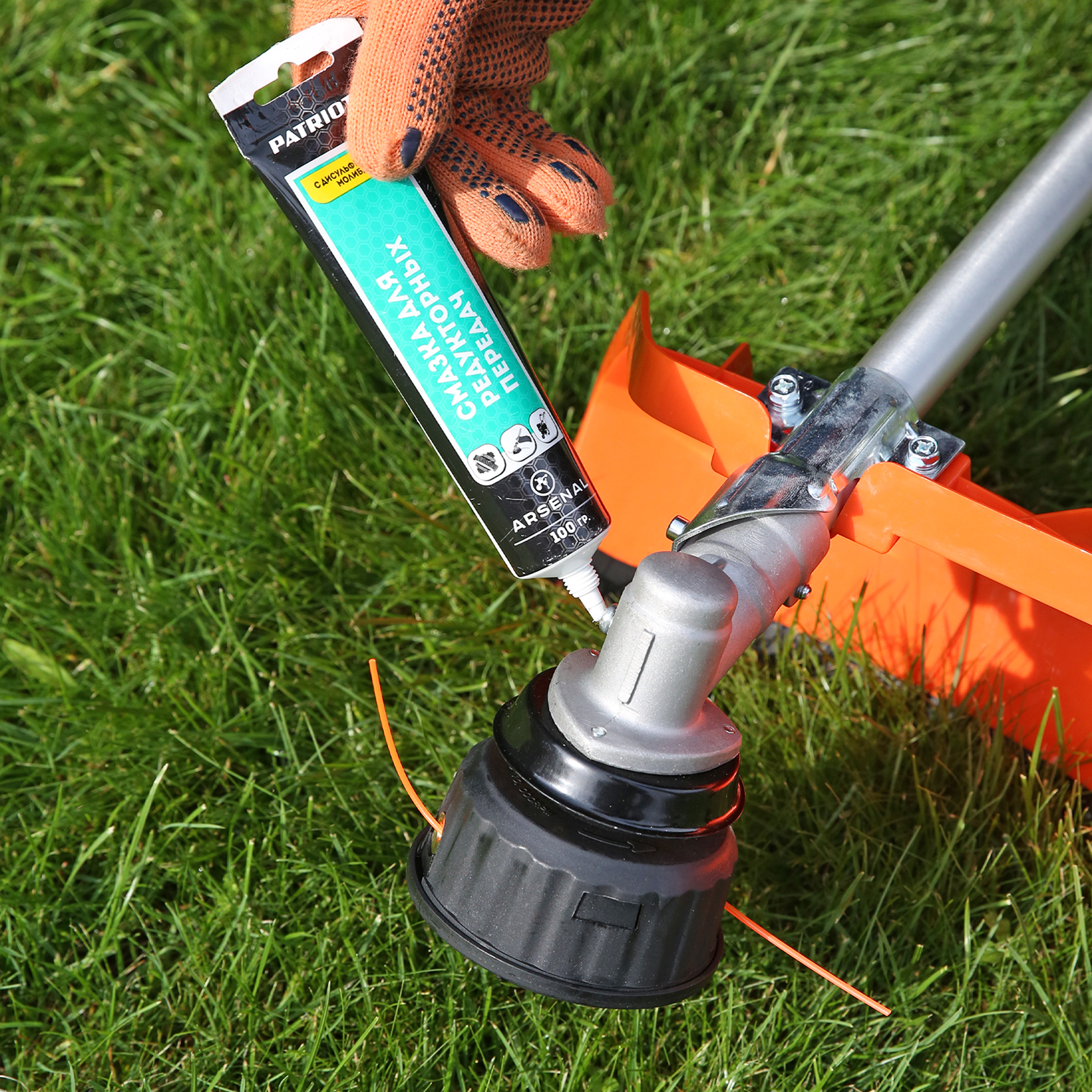 Так выглядит процесс смазки редуктора у триммера. Подавать смазку надо до тех пор, пока она не начнет вылезать из отверстия