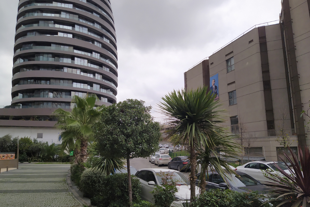 Слева — одна из трех башен ЖК Selenium Ataköy. Я жил в такой же соседней