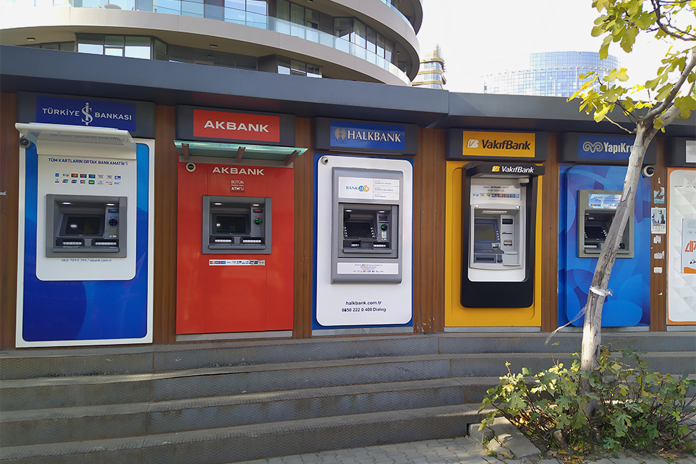 Банкоматы обычно стоят рядами недалеко от остановок общественного транспорта. В их интерфейсе всегда есть английский язык