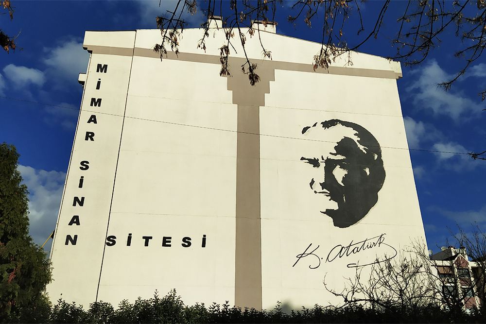В Турции чтят первого президента республики Ататюрка. Он сделал страну такой, какой мы ее знаем. Его портретов и памятников в честь него в городе не меньше, чем мечетей