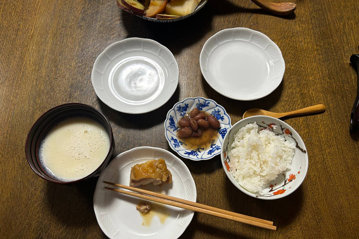 Ужин в семье: рис, фасоль, курица в соевом соусе, луково-картофельный крем-суп