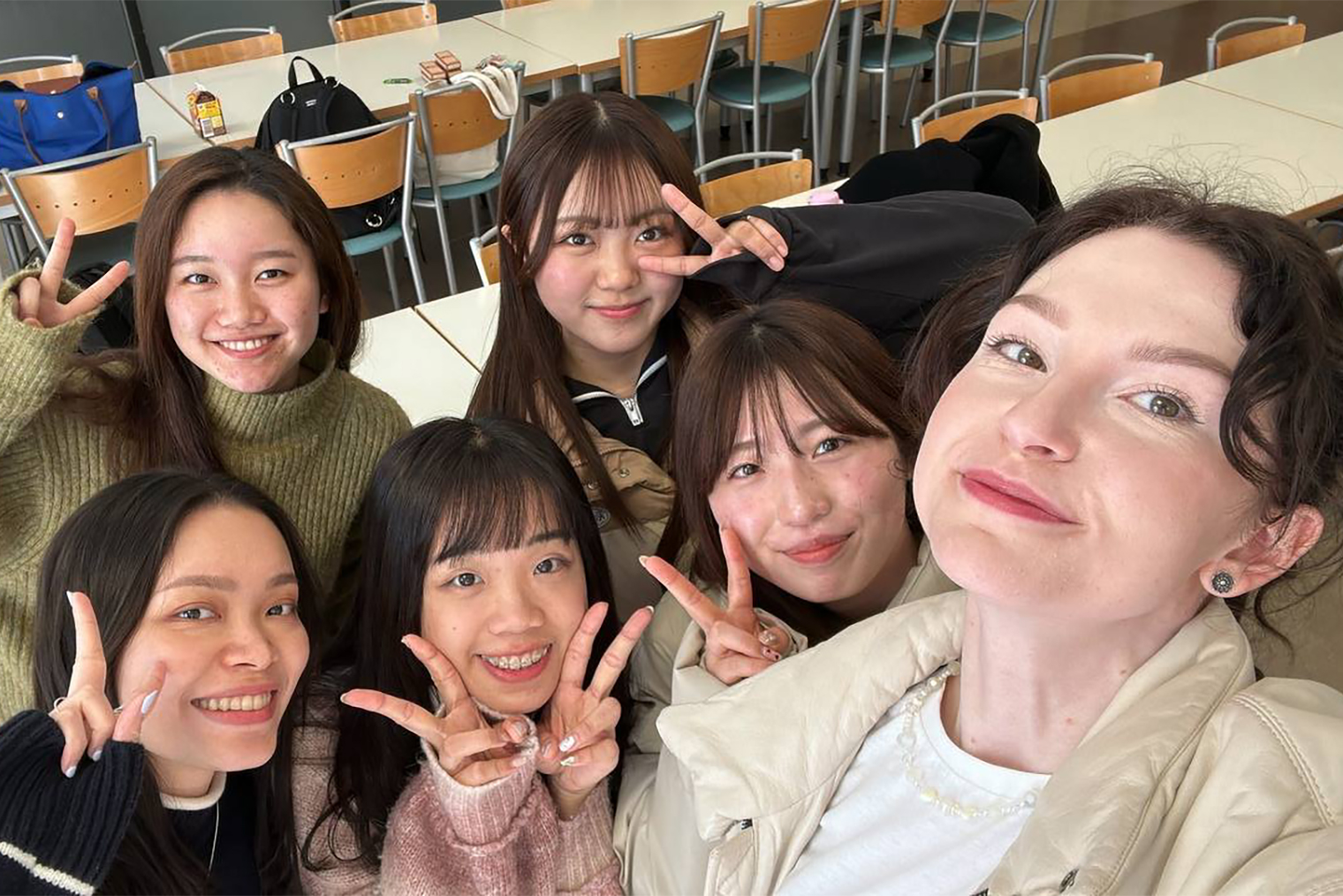 На фото с подружками с Тайваня и из Японии
