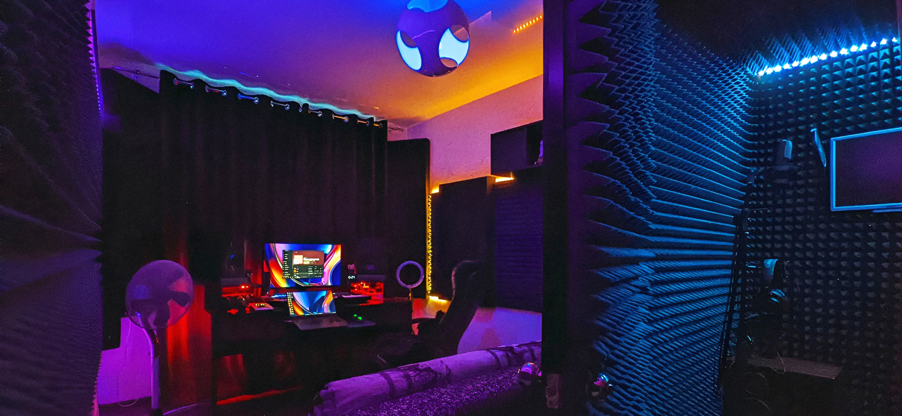 Рабочее место: до­машняя мини-студия звукоре­жиссера со све­тодиодным освещением