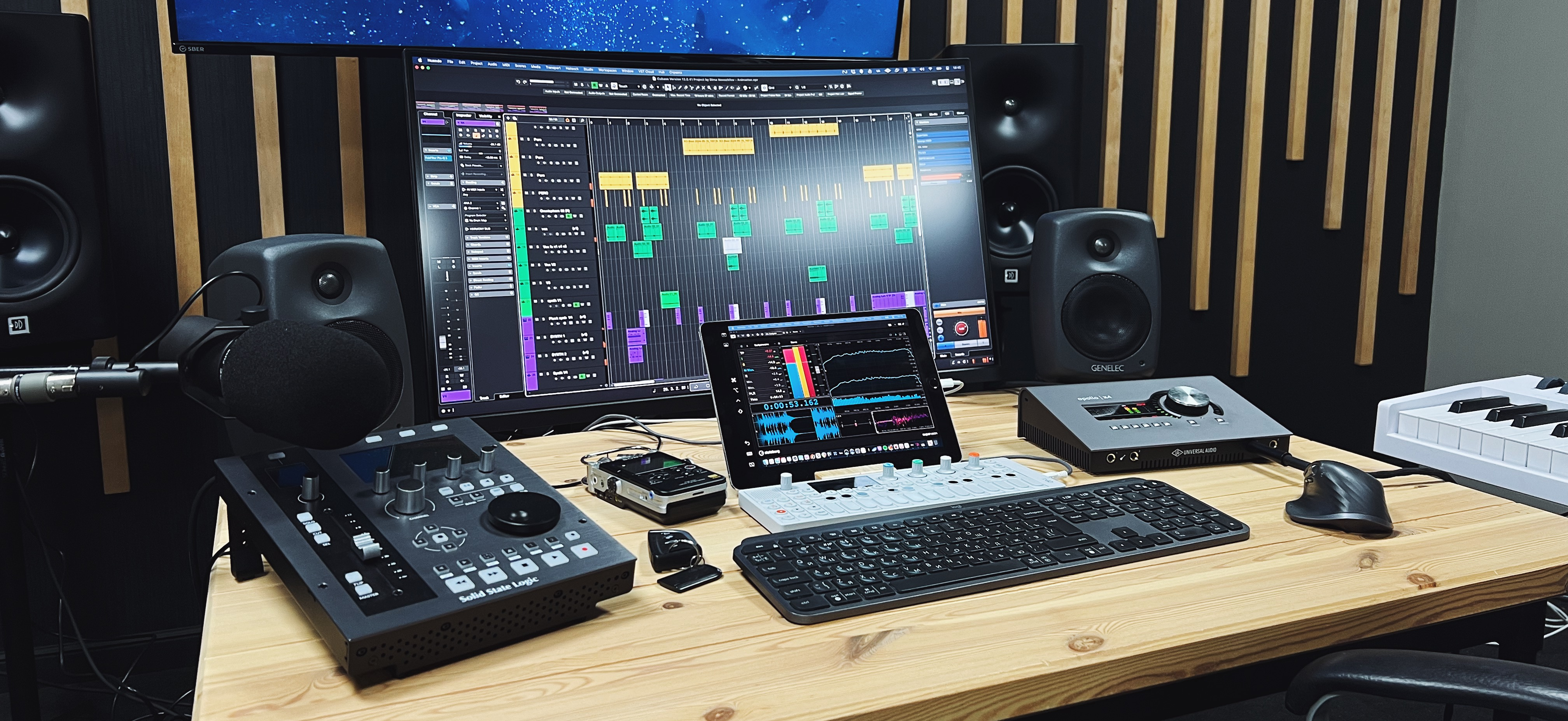 Рабочее место: стол дизайнера звука