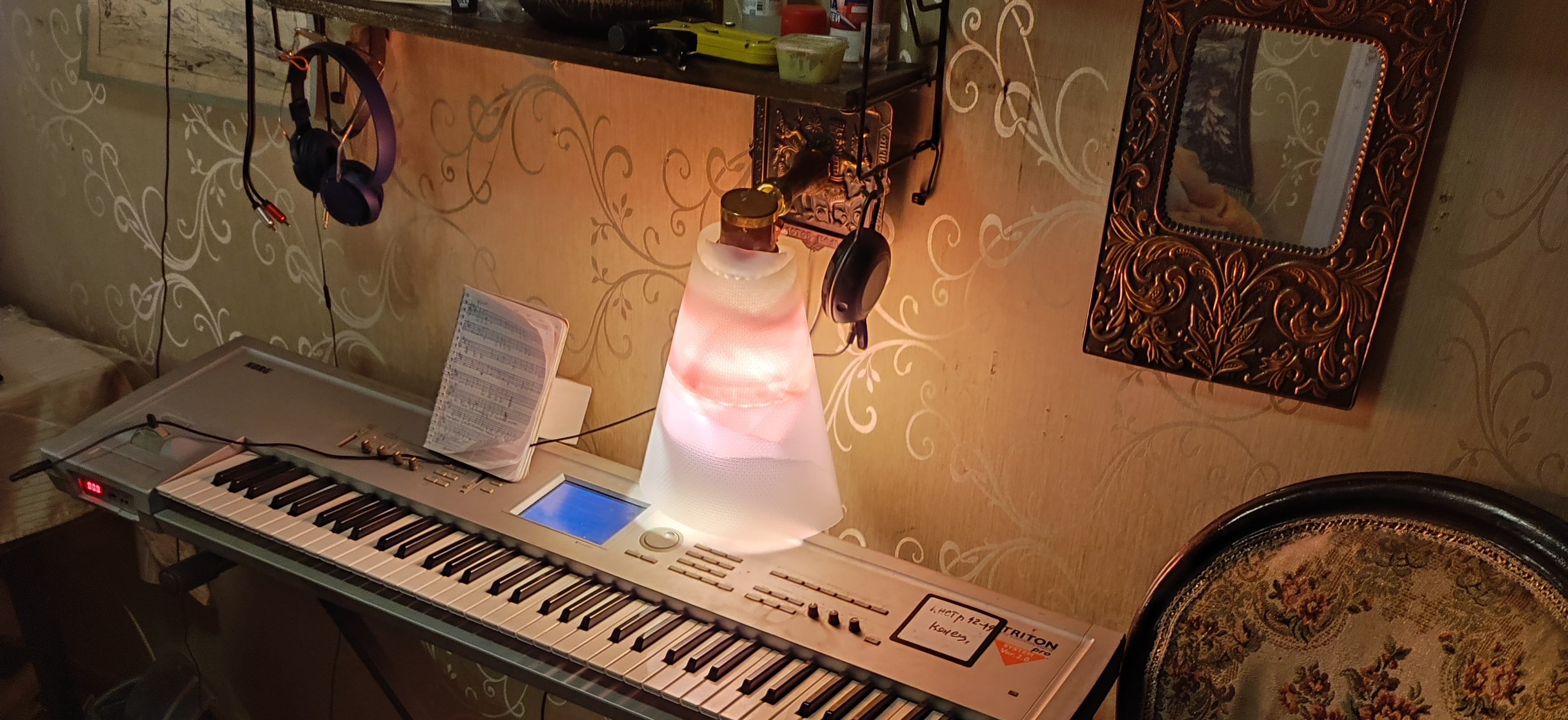 Рабочее место: синтезатор в деревне для преподавателя по фортепиано и сольфеджио