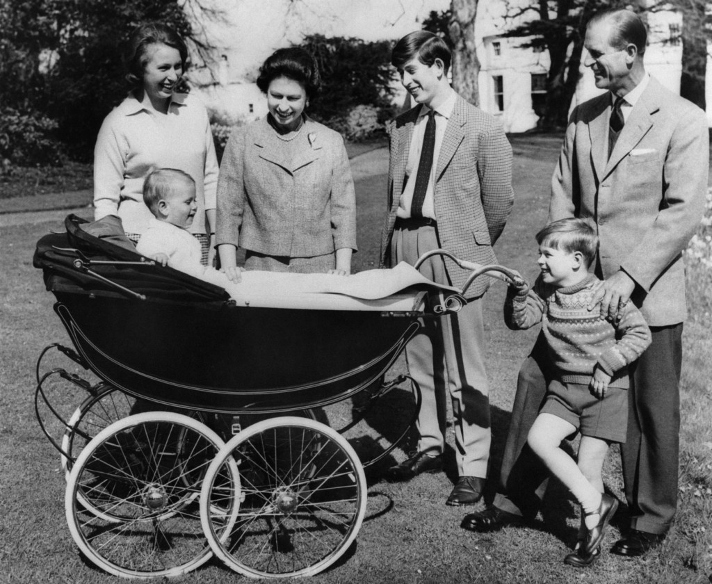 Королева Елизавета II возила принца Эдварда в коляске «Сильвер-кросс»