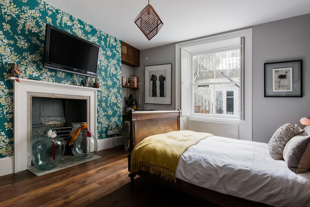 Первая спальня — с двуспальной кроватью 19 века в стиле Людовика Четырнадцатого. Одежду можно развесить в шкафу 1920-х годов