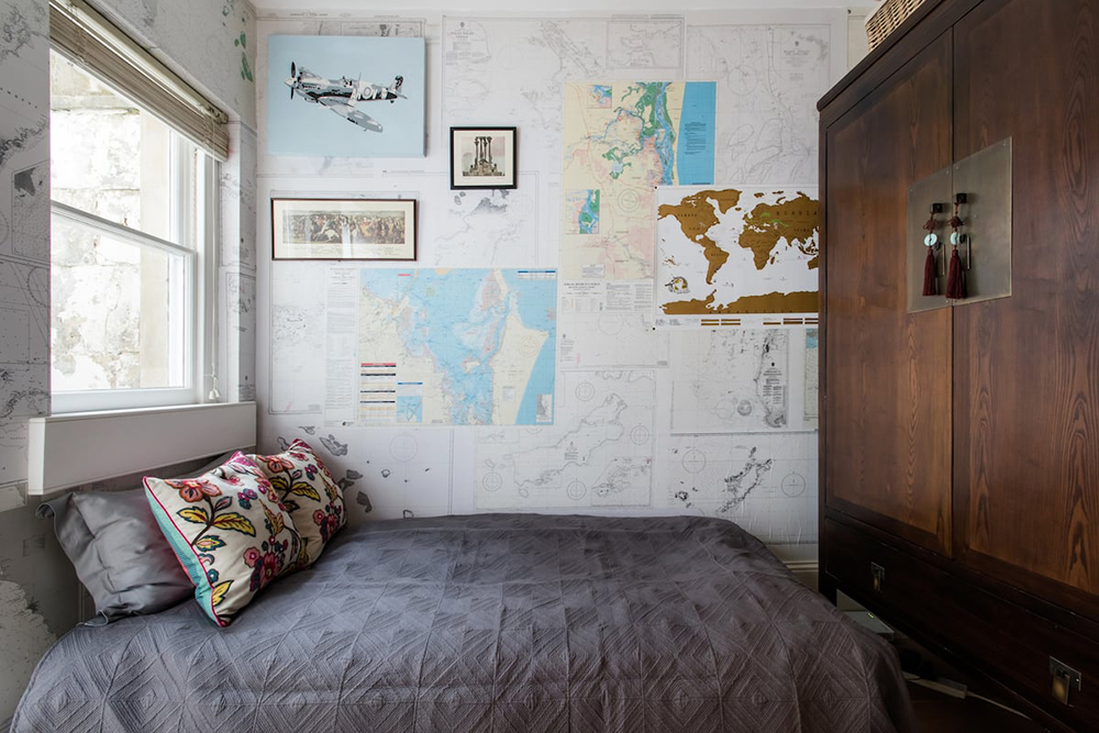 Стены второй спальни оклеены морскими картами