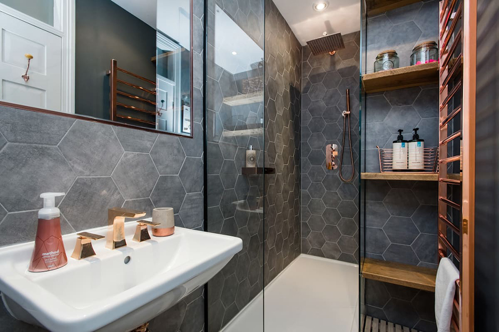 В ванной — тропический душ, полы и зеркало с подогревом