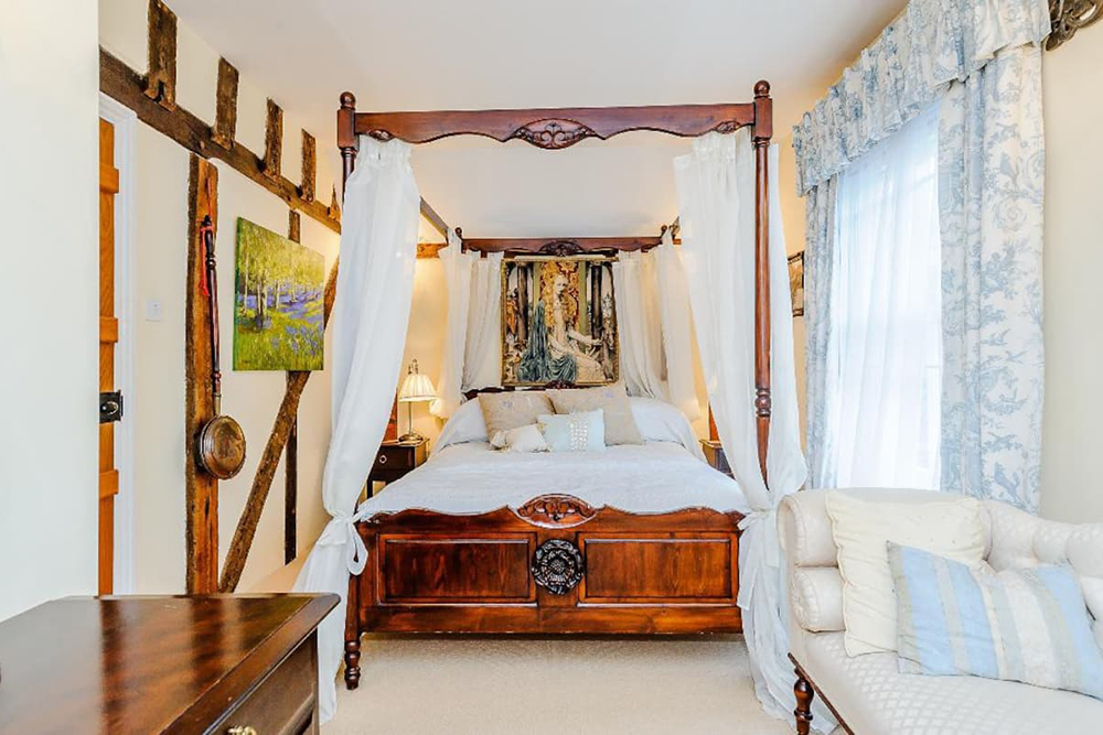 В спальнях кровати с балдахином. Эта принадлежала леди Ховард, графине Оксфорда и жене первого владельца дома