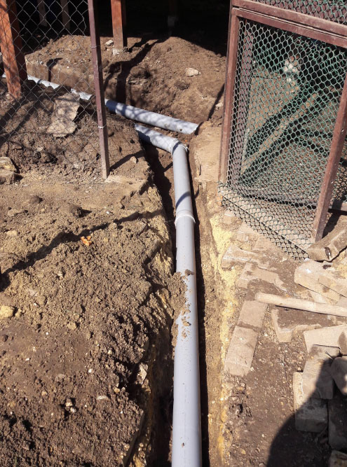Это канализационная труба, в которую мы спрятали водопровод и электрокабель