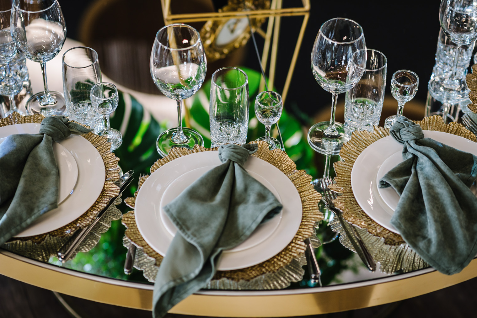 А это вариант современной сервировки. Он очень похож на классическую, но разница в деталях. Например, стол не накрыт скатертью. Фотография: Sergii Sobolevskyi / Shutterstock / FOTODOM