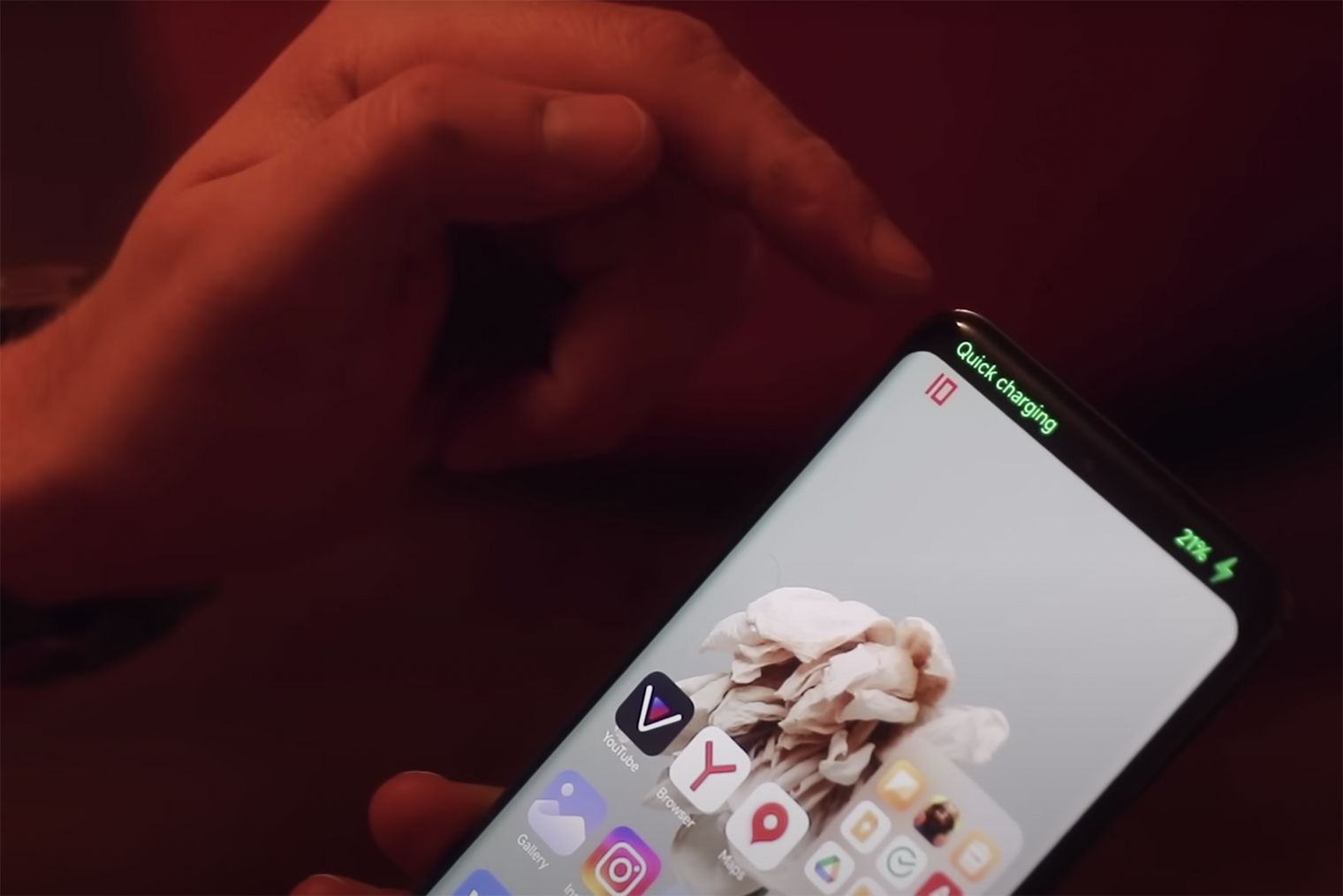Xiaomi так стремится сделать свои смартфоны похожими на iPhone, что встроила в телефон аналог Dynamic Island. При подключении зарядки информация об этом отображается на весь верх экрана. Источник: ютуб⁠-⁠канал ЧЕСТНЫЙ БЛОГ