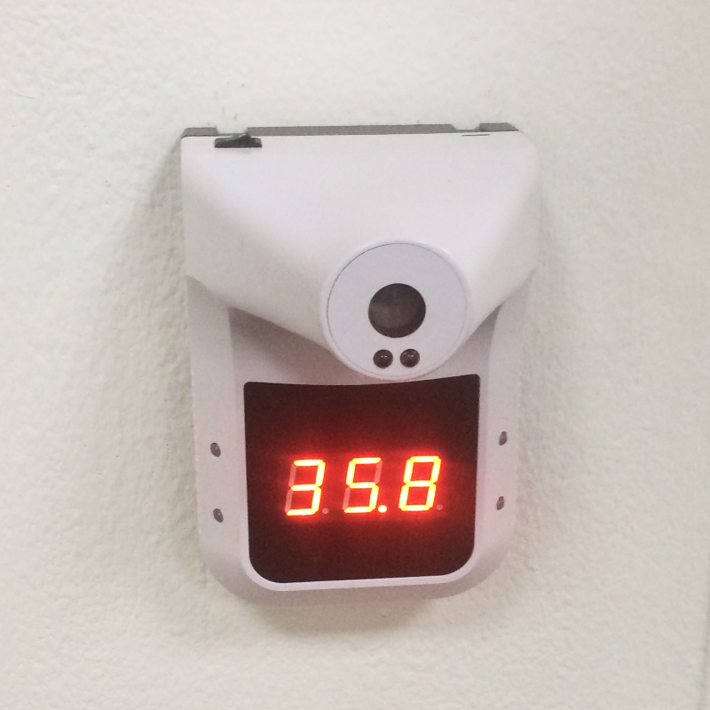 Электронный термометр в фойе станции сдачи крови