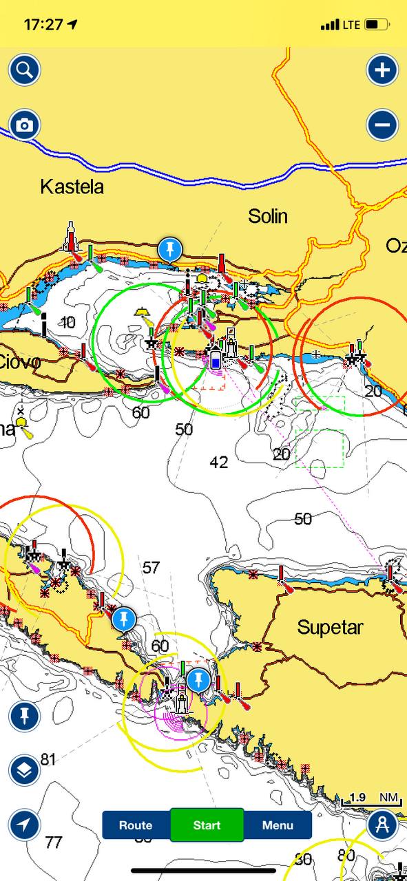 Навигатор Navionics в App Store и Гугл-плее. Карты по регионам нужно покупать отдельно, моя подписка на Черное и Средиземное море стоила 1690 ₽ в год. Есть и другие приложения: SeaPilot или Boat Beacon