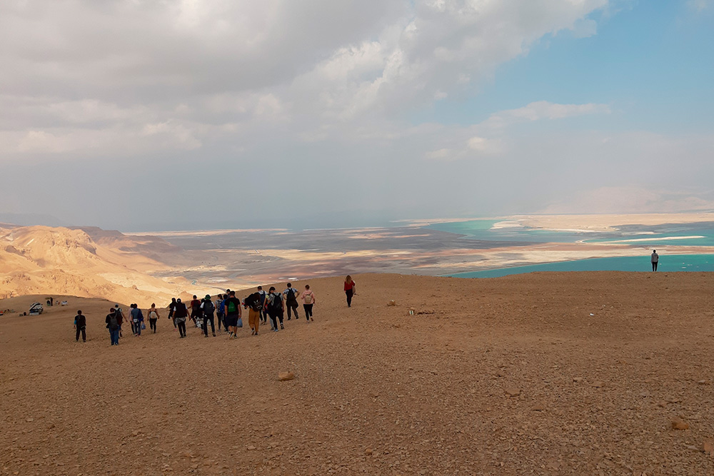 За холмом — Мертвое море. В нем особо не поплаваешь: вода слишком плотная, двигаться в ней сложно