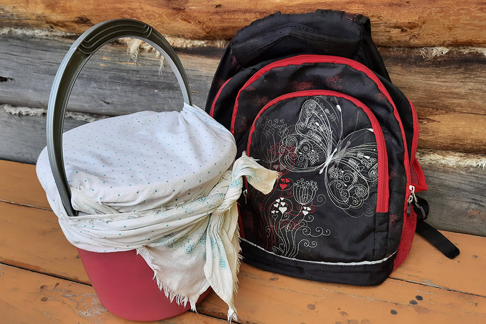 В лес я беру рюкзак, в который складываю мелочи. А платок служит крышкой для ведра с ягодой, когда возвращаюсь домой