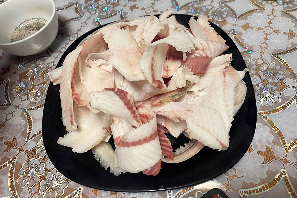 В Якутске едят строганину — рыбу, нарезанную стружкой в замороженном виде. Тарелочку строганины мы с родственниками приготовили дома минут за 15. Кусочки рыбы обмакивают в соевый соус или смесь соли и перца